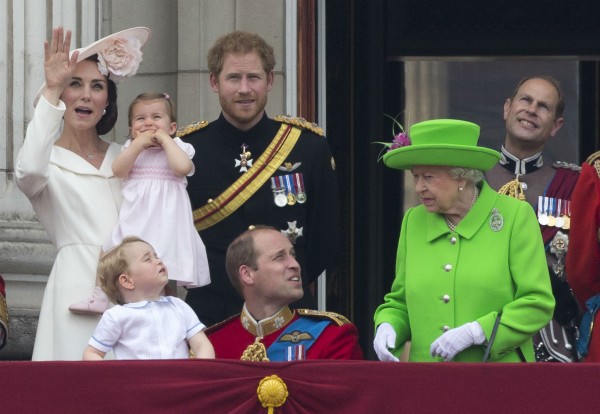 Durante O Momento Da Foto A Rainha Elizabeth Pede Para Que O Neto O Principe William Se Levante E Ele Prontamente A Obedece