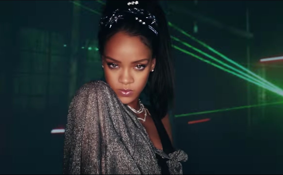 Cantora pop grava clipe com figurino de estudante de moda. Foto: reprodução/Youtube.