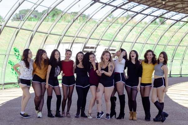 Meninas de Curitiba se reúnem para dançar e ajudar umas às outras Grupo BDNT.
Alunas: Fernanda, Maísa, Vanessa, Julia S, Bianca, Jade, Karin, Ivin, Andressa, Júlia B, Elis. Foto: Janis Lima.