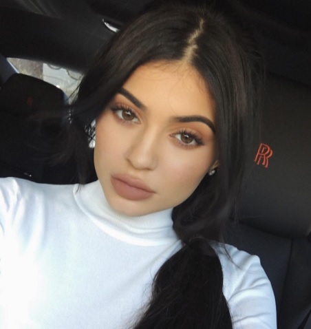 Os lábios da socialite Kylie Jenner não ficaram assim por sucção, mas por procedimento cirúrgico (Foto: reprodução Instagram)