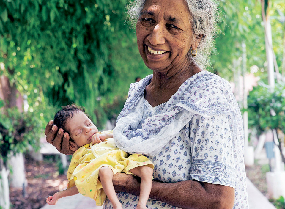 A indiana Daljinder Kaur, 72 anos, com o pequeno Arman Singh, gerado através de fertilização in vitro e nascido em abril último: sonho realizado (Foto: Reprodução The Sun)