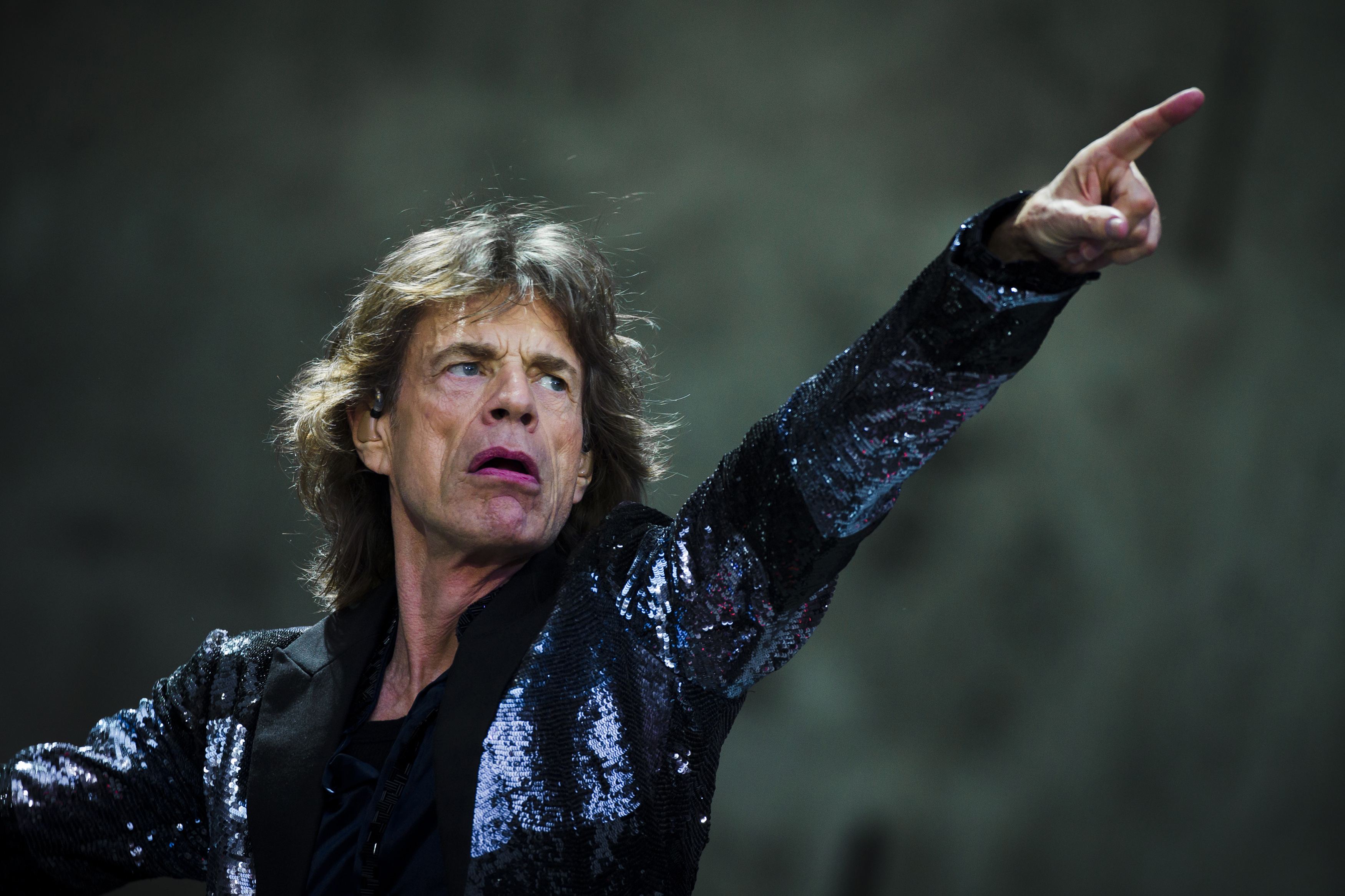 Tudo que o Ron pode fazer, Mick pode fazer ainda mais velho. Depois do colega de banda anunciar a gravidez da companheira, Jagger anuncia a gravidez da namorada (Foto: Reuters)