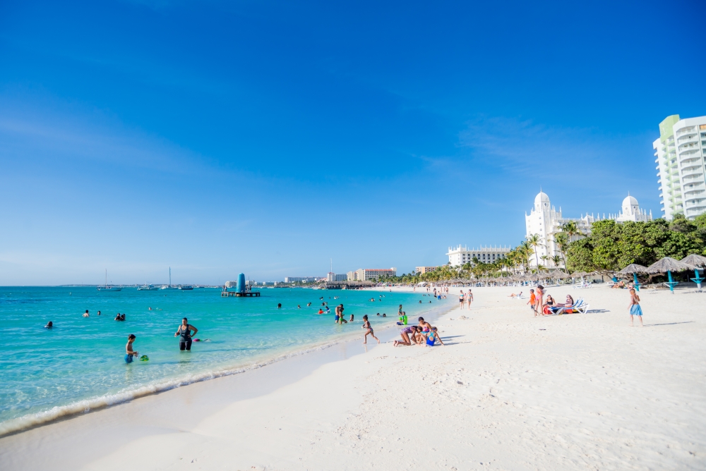 Palm Beach é o centro de Aruba e onde ficam os principais restaurantes e resorts. Foto: Ayrton Tromp/Divulgação