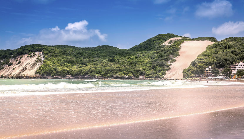 Morro do Careca, em Ponta Negra, uma das mais visitadas em Natal. Foto: Thinkstock
