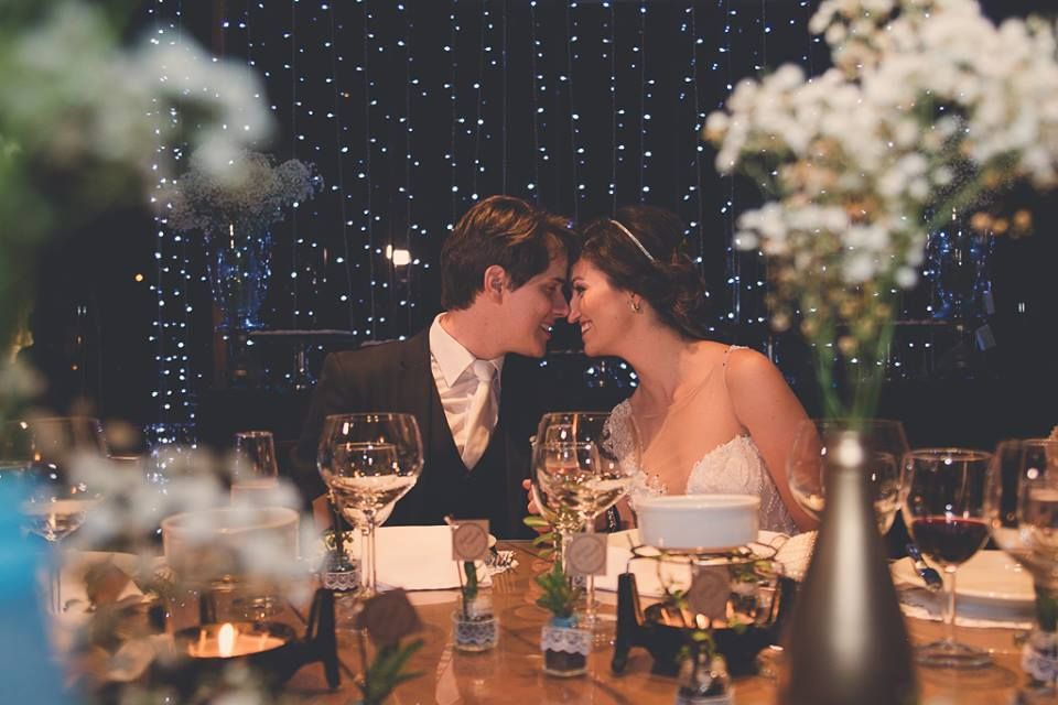 Marcelo e Rebeca: no lugar de presentes, ração para cachorros para doar para uma ONG. Foto: arquivo pessoal.