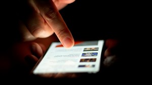 Acorda de madrugada para ver o celular? Você não está sozinho (Foto: VisualHunt)