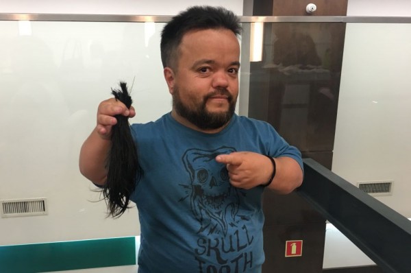 Ator doa cabelo para ajudar mulheres em recuperação do câncer Claudinho contribui para a campanha do Outubro Rosa. Foto: Carolina Kffuri