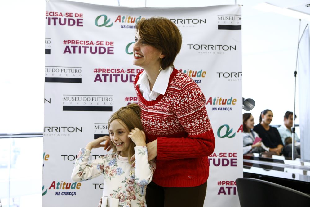A felicidade de Loraine e Rafaela ao colocarem a peruca na menina. Foto: André Rodrigues/Gazeta do Povo A felicidade de Loraine e Rafaela ao colocarem a peruca na menina. Foto: André Rodrigues/Gazeta do Povo