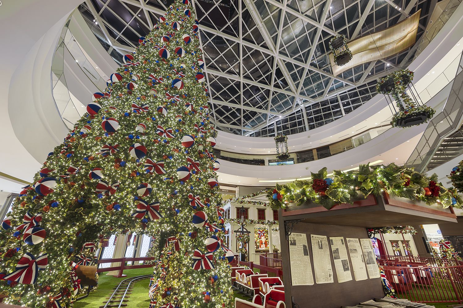 No Pátio Batel (foto) e em outros shoppings da cidade, consumidores aproveitam os descontos para participar das campanhas de Natal dos estabelecimentos. Foto: divulgação