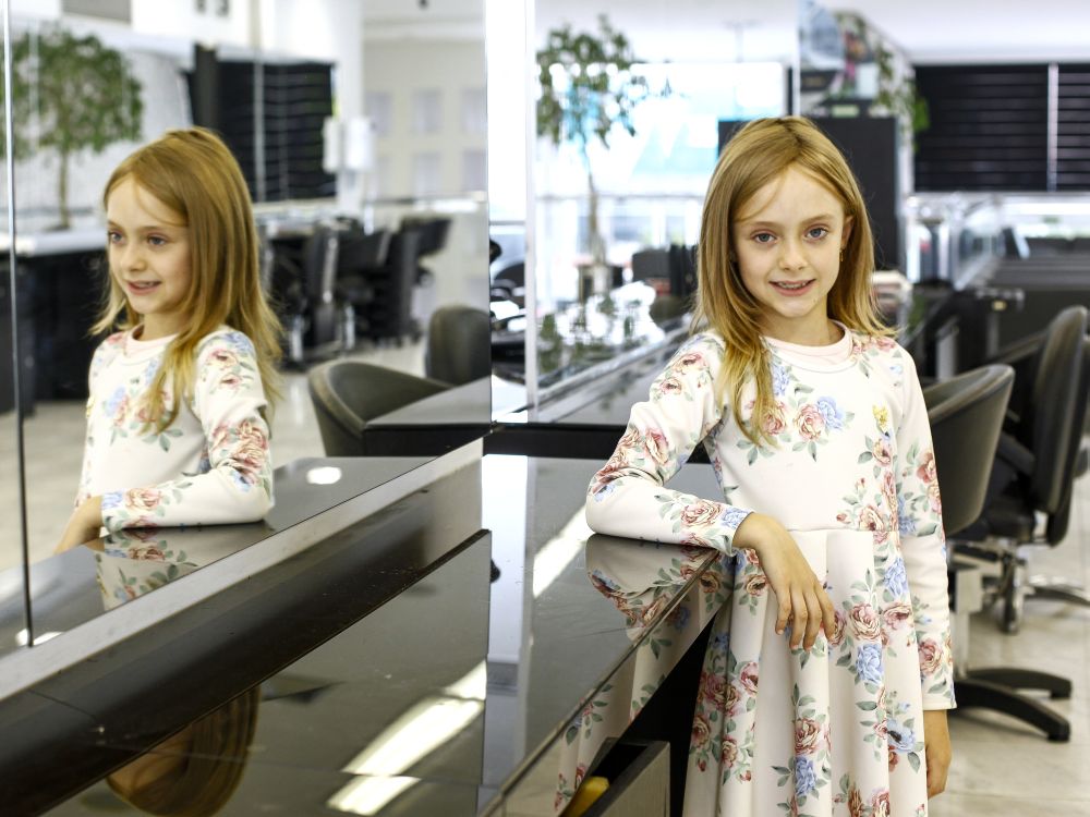 A menina posa com a peruca parcialmente confeccionada com o seu cabelo. Foto: André Rodrigues/Gazeta do Povo A menina posa com a peruca parcialmente confeccionada com o seu cabelo. Foto: André Rodrigues/Gazeta do Povo