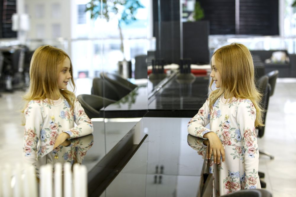 Rafaela agora poderá trançar o cabelo de novo, como tanto gosta. Foto: André Rodrigues/Gazeta do Povo Rafaela agora poderá trançar o cabelo de novo, como tanto gosta. Foto: André Rodrigues/Gazeta do Povo