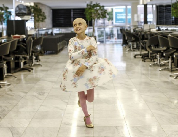 Menina em tratamento de câncer ganha peruca feita do próprio cabelo Rafaela brinca e corre antes de receber a peruca. Foto: André Rodrigues/Gazeta do Povo