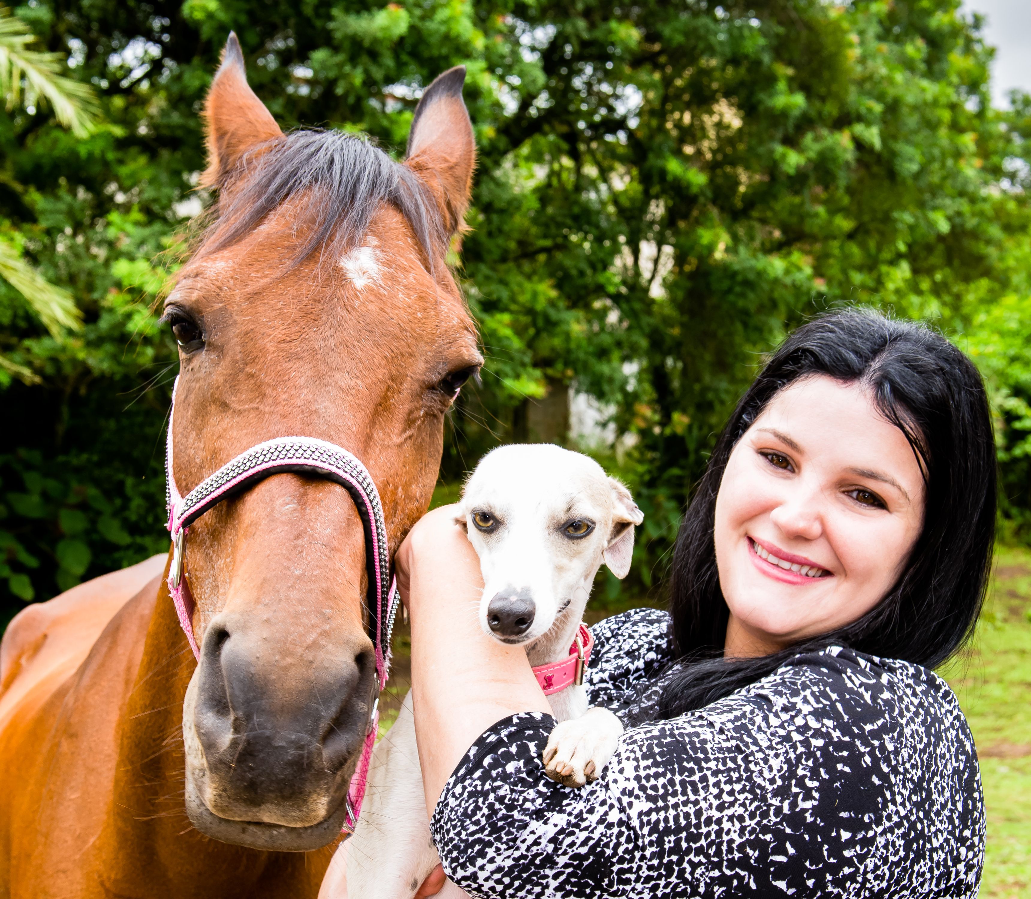 Cecília em casa com os animais resgatados. Foto: Fred Kendi/Gazeta do Povo. Cecília em casa com os animais resgatados. Foto: Fred Kendi/Gazeta do Povo.