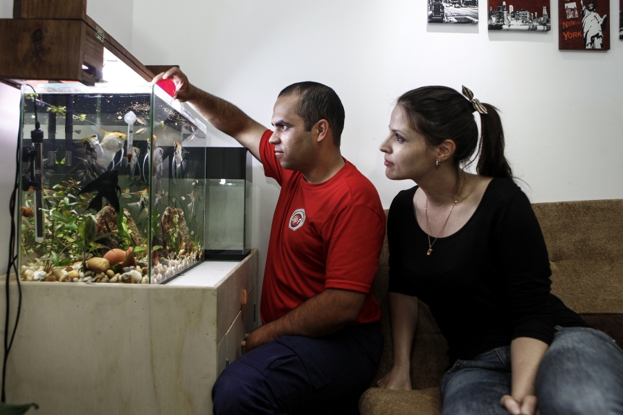 Hego e a esposa Carla cuidam de três aquários. Foto: André Rodrigues/Gazeta do Povo Hego e a esposa Carla cuidam de três aquários. Foto: André Rodrigues/Gazeta do Povo