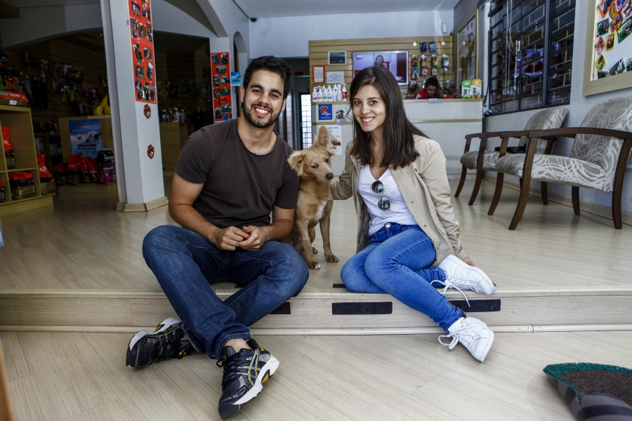 O casal Renata Schaitza e Daniel Sandes com Ravióli, de 8 meses. Foto: André Rodrigues / Gazeta do Povo