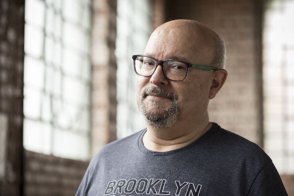 O diretor de teatro Chico Nogueira comemora quase uma década sem o cigarro. Foto: Fernando Zequinão/Gazeta do Povo