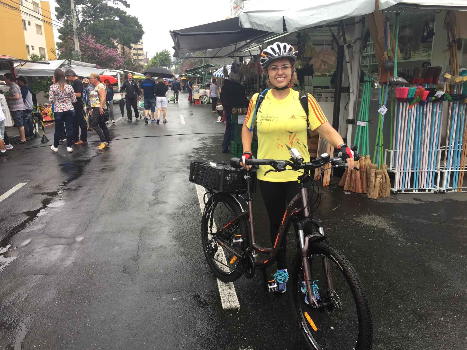 A vida saudável da advogada inclui, além da alimentação, o uso da bicicleta para ir e voltar do trabalho e da academia, onde faz exercício funcional e musculação (Foto: Amanda Milléo / Gazeta do Povo) A vida saudável da advogada inclui, além da alimentação, o uso da bicicleta para ir e voltar do trabalho e da academia, onde faz exercício funcional e musculação (Foto: Amanda Milléo / Gazeta do Povo)