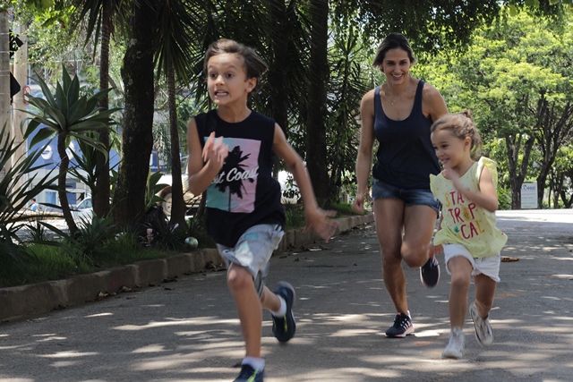 Gabriela, criadora da Mamãe Sarada, desenvolveu a plataforma de exercícios físicos depois do nascimento do segundo filho (Foto: Divulgação)