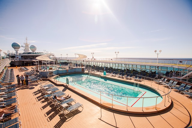 Imagem da área de piscina do navio Sovereing, com programação especial para o Carnaval de 2017 (Foto: Divulgação)