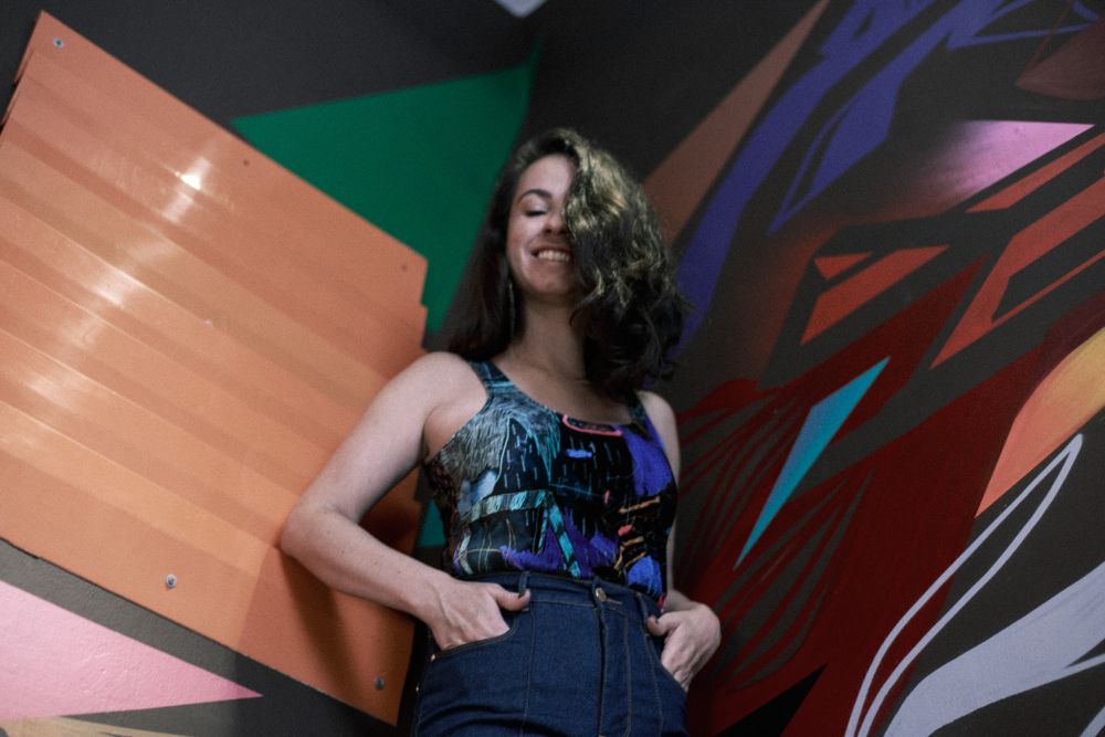 
Bianca Mascarenhas, 38 anos, veste calça flare Amapô (R$ 338), maiô PhD estampa Gabriel Torggler (R$ 227), Melissa Sportech P&B (R$ 190) e brinco Nega Fuá (R$ 55).