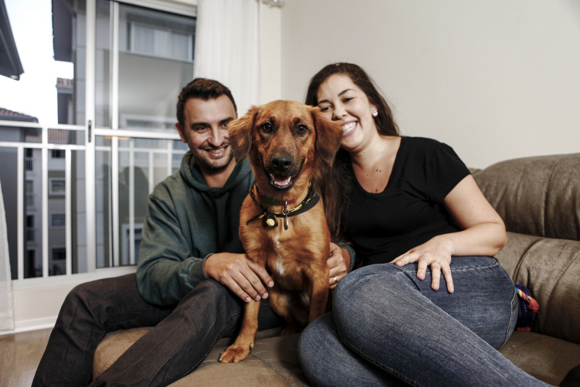 Polenta, com os tutores Lana e Rubens. Recebeu esse nome por ser 'quentinha' e 'molenga', igual a uma polenta (Foto: André Rodrigues / Gazeta do Povo)