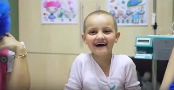 Antes e depois: pacientes regravam vídeo emocionante após vencerem leucemia Vídeo regravado cinco anos depois do primeiro, com pacientes já curados, estimula a doação de medula óssea. Foto: Reprodução
