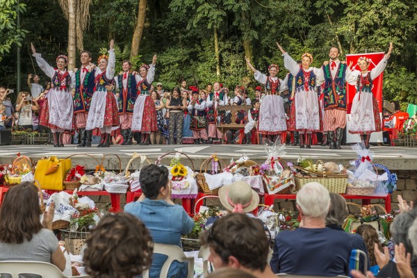 Conheça a celebração da Páscoa dos poloneses e ucranianos em Curitiba A celebração dos poloneses acontece no Bosque do Papa (Foto: Letícia Akemi / Gazeta do Povo)