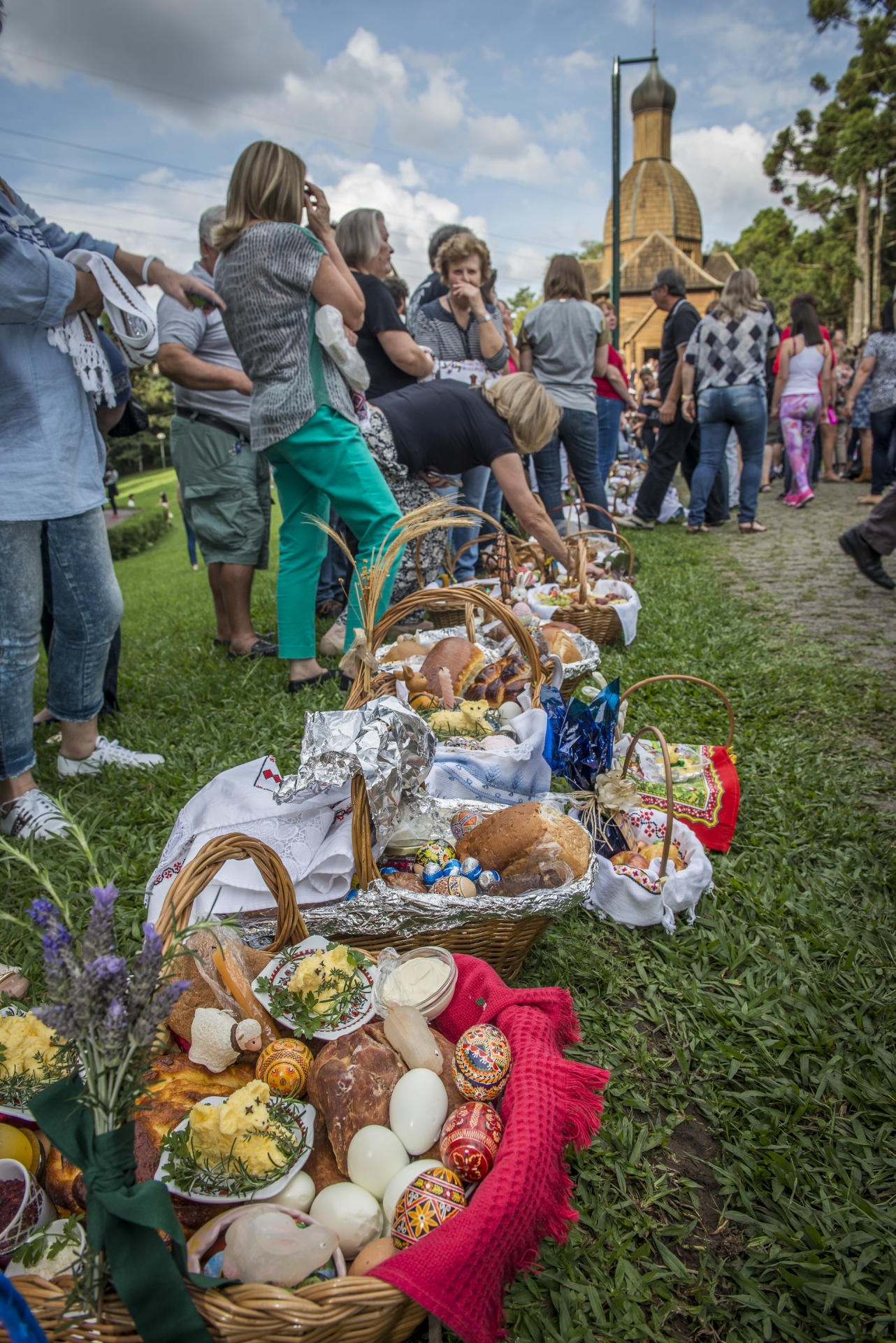 Ucranianos esperam a benção das cestas no Memorial Ucraniano (Foto: Letícia Akemi / Gazeta do Povo) Ucranianos esperam a benção das cestas no Memorial Ucraniano (Foto: Letícia Akemi / Gazeta do Povo)