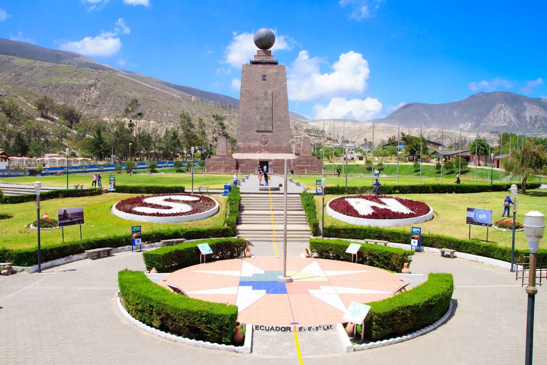 O monumento que marca a divisão do mundo em dois hemisférios, a Linha do Equador, é um dos mais procurados pelos turistas. Foto: Bigstock O monumento que marca a divisão do mundo em dois hemisférios, a Linha do Equador, é um dos mais procurados pelos turistas. Foto: Bigstock