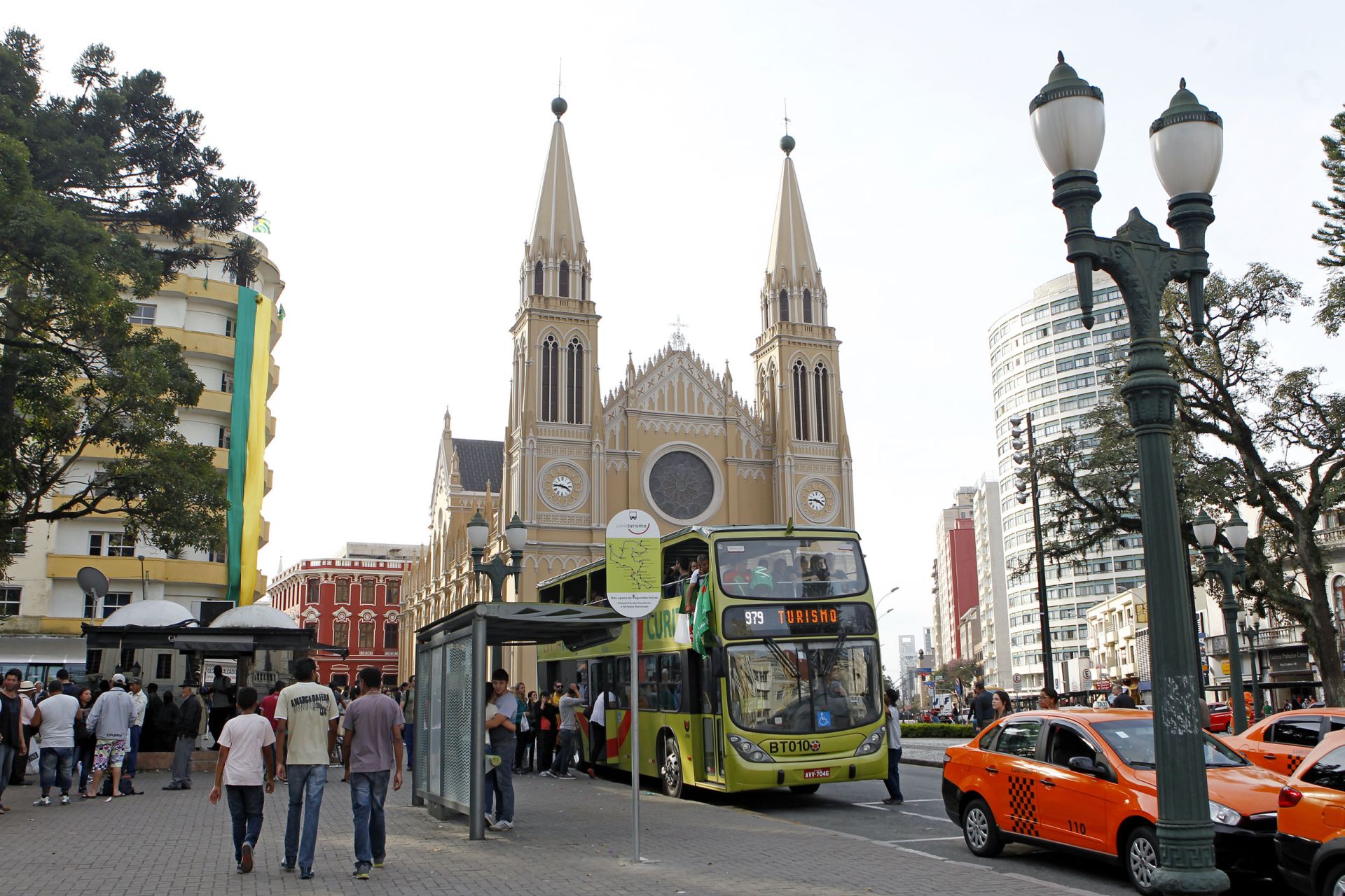 O ponto de partida do ônibus da Linha Turismo de Curitiba é na Praça Tiradentes (Foto: Antônio More / Gazeta do Povo)