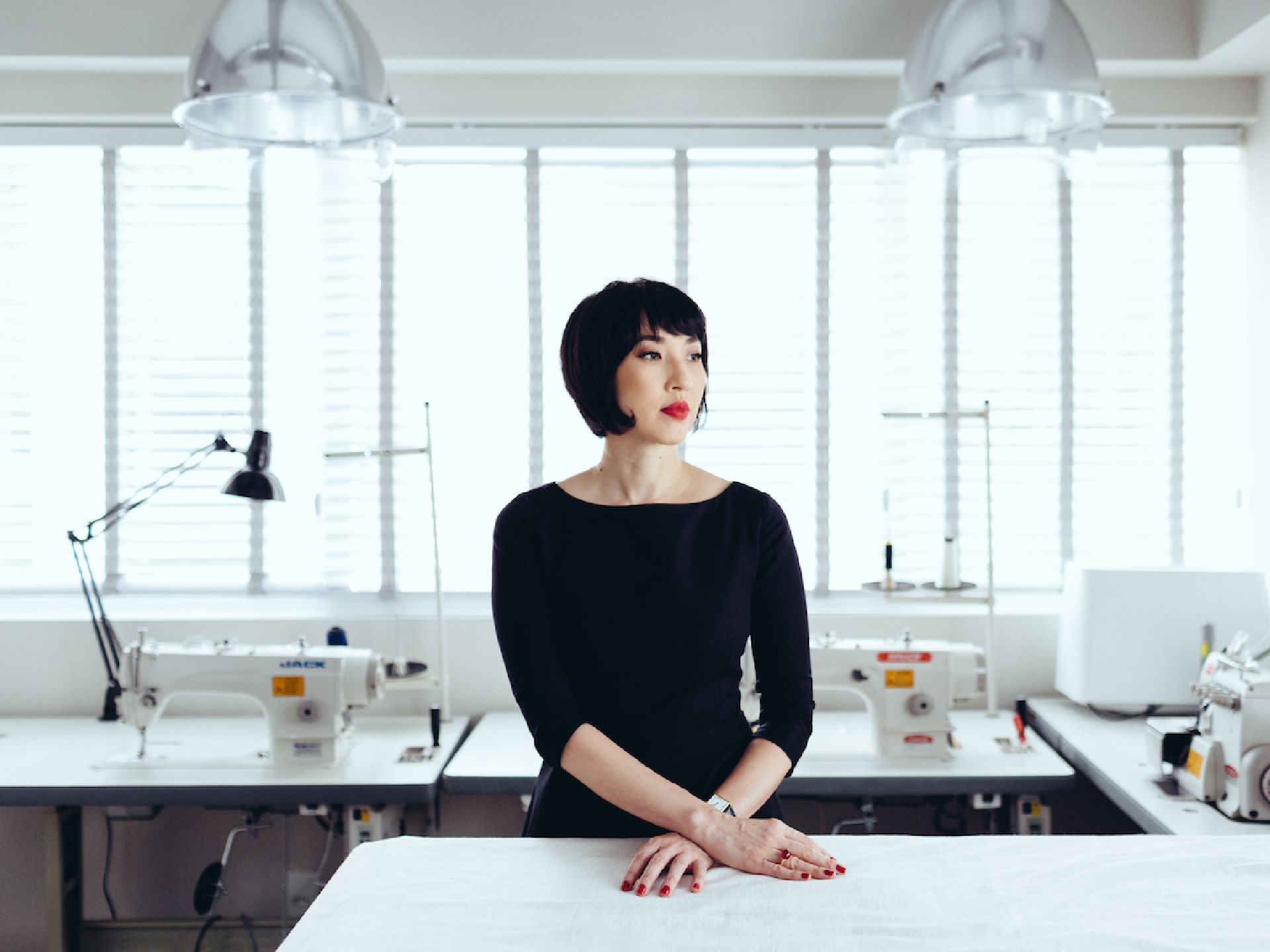 O minimalismo sempre esteve presente nas coleções da estilista Sandra Kanayama. Foto: Eduardo Macarios/divulgação