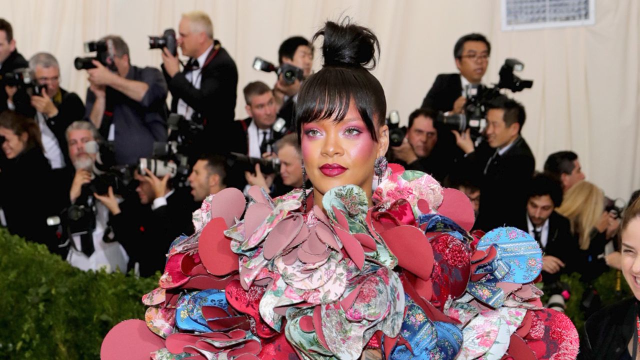 Rihanna foi um dos destaques com look Rei Kawakubo (Foto: Getty Images)