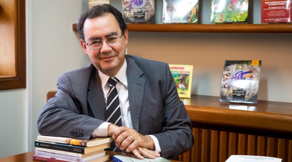 “As escolas preparam alunos para os hospitais psiquiátricos”, diz Augusto Cury “As escolas preparam alunos para os hospitais psiquiátricos”, diz Augusto Cury