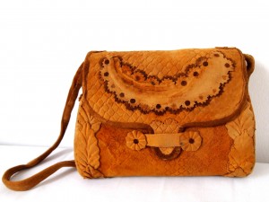 Na moda, “couro do futuro” é feito de cogumelo, abacaxi e outras frutas Bolsa feita com couro de cogumelos. Foto: Ecouterre