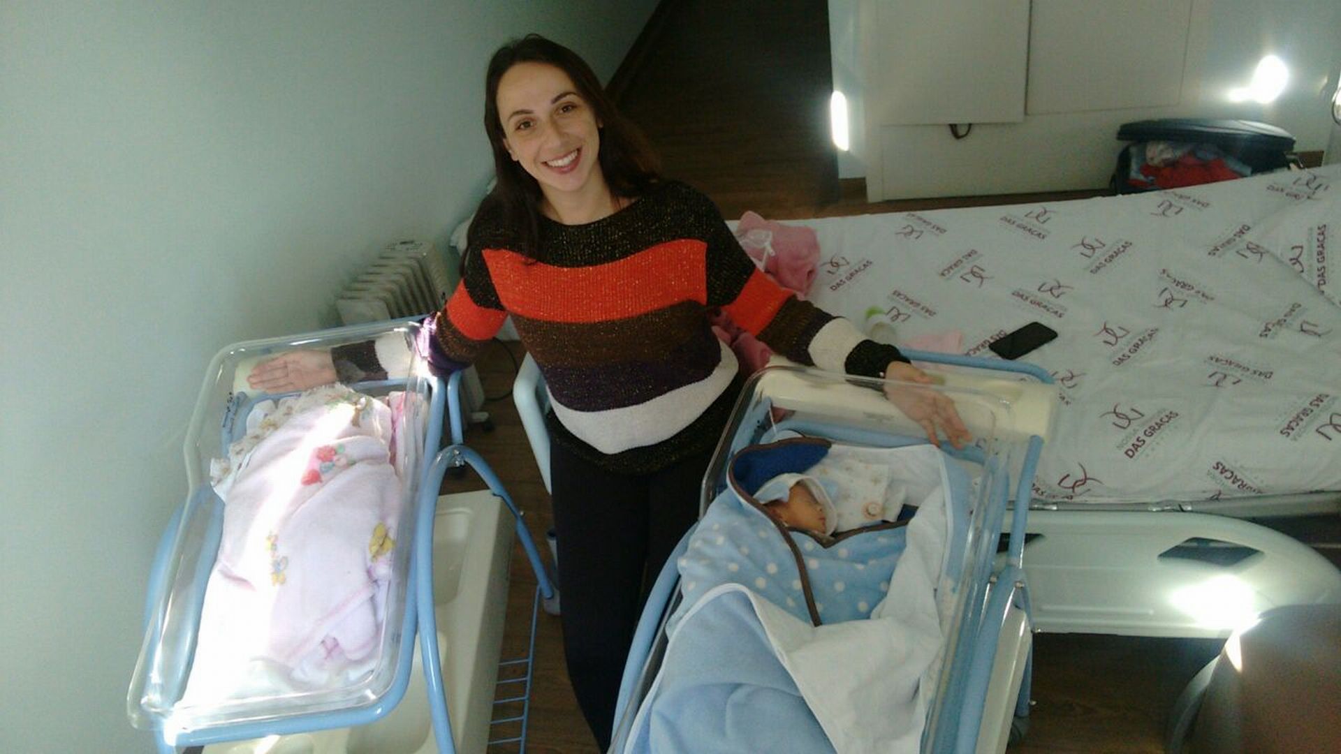 Janaina com os filhos Samuel e Rafaela. "Era uma sensação de incapacidade", fala sobre a experiência de receber alta e deixar os filhos no hospital. (Foto: Arquivo pessoal)