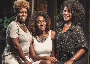 Clube de assinatura lança caixa de produtos de beleza dedicado às mulheres negras Graucianna Santos, Bárbara Vieira e Élida Aquino criaram a AfrôBox, o primeiro clube de assinatura de beleza para mulheres negras do Brasil. Foto: Divulgação / Produtora Mó