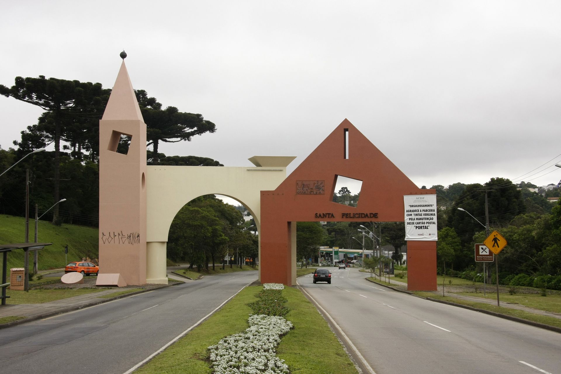 O portal indica a entrada no bairro de imigração italiana em Curitiba (Foto: Daniel Derevecki / Gazeta do Povo)