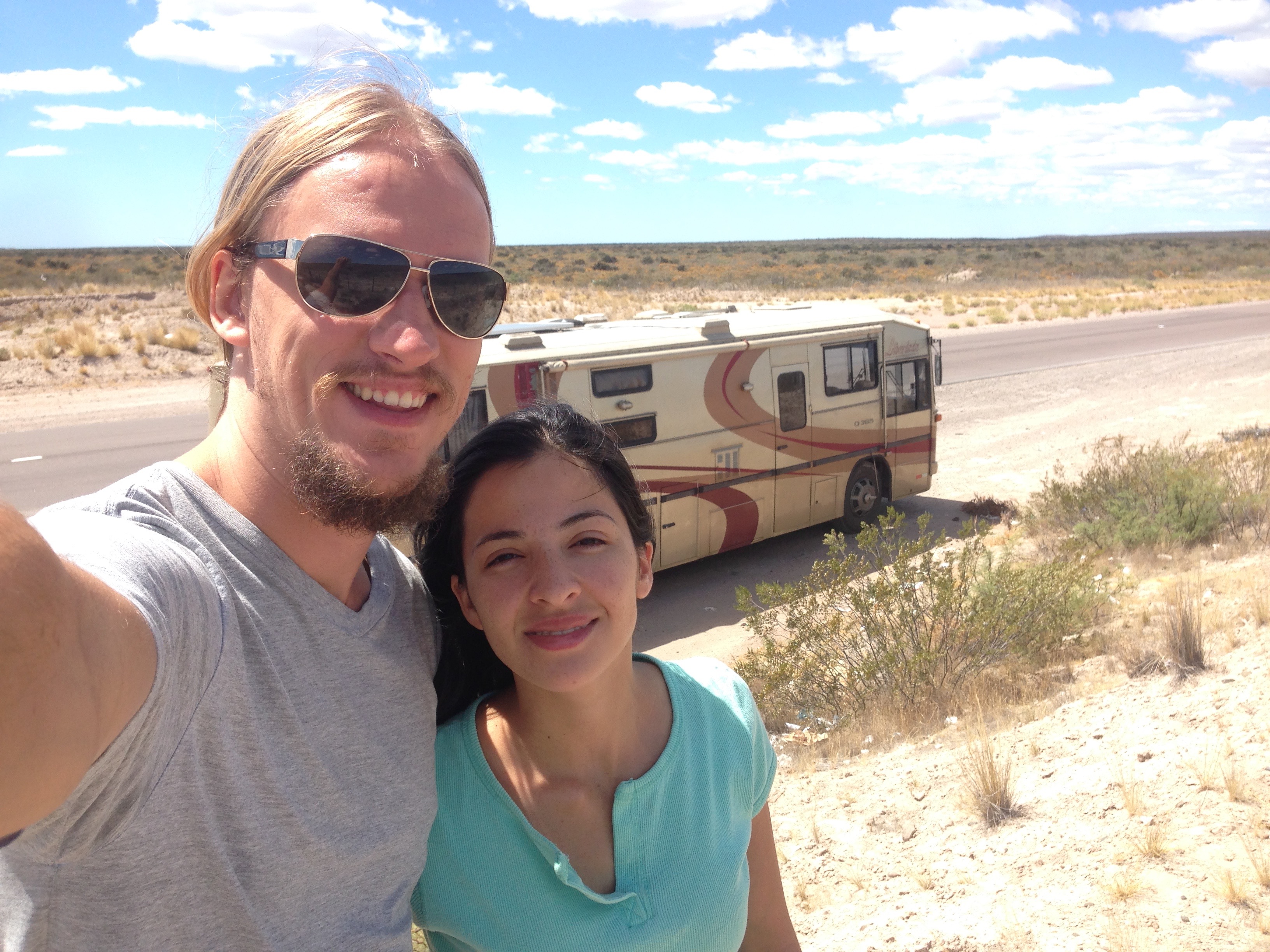 O programador Dimas Gabriel e a estudante de engenharia ambiental Aline Costa investiram as economias para comprar o motorhome. (Foto: arquivo pessoal)