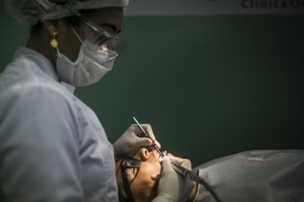 Aparelho ortodôntico mal colocado pode levar à perda dos dentes Buscar um profissional especializado em aparelhos -- o dentista com especialidade em ortodontia -- é essencial para o tratamento correto. (Foto: Bruno Covello/Gazeta do Povo)