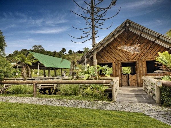 Hotéis fazenda perto de Curitiba têm “arraiás” nos fins de semana O hotel Plaza Ecoresort Capivari realizará uma festa junina amanhã (24) no Rancho do Peão, além de pacotes promocionais. Foto: divulgação.