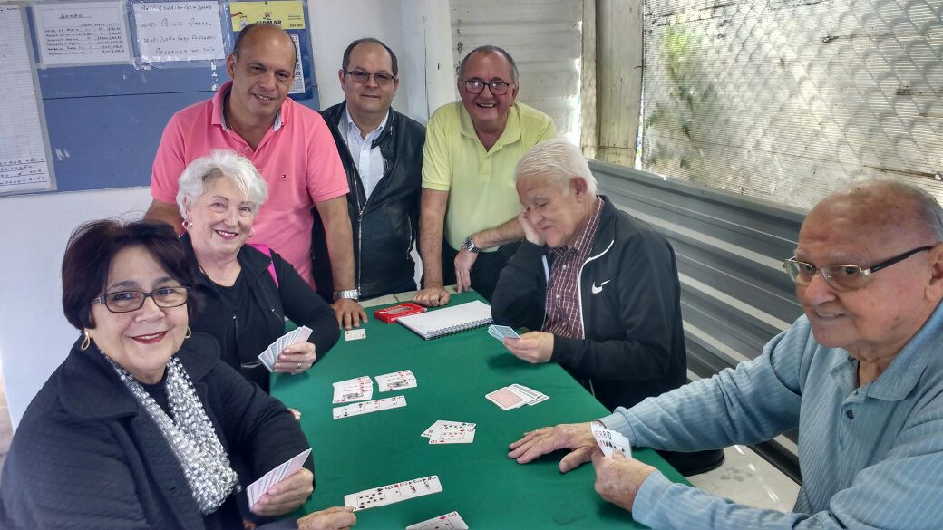 Aposentados se reúnem todos os fins de semana na Associação de Bocha do Alto da XV para fazer churrasco, jogar cartas e conversar (Foto: Larissa Abrão / Gazeta do Povo)