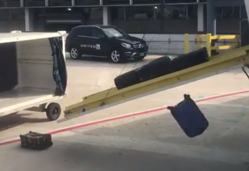 A falta de cuidado com as bagagens foi flagrada em vídeo gravado da janela do avião. Foto: TwoPointZero_gpa / Reddit 