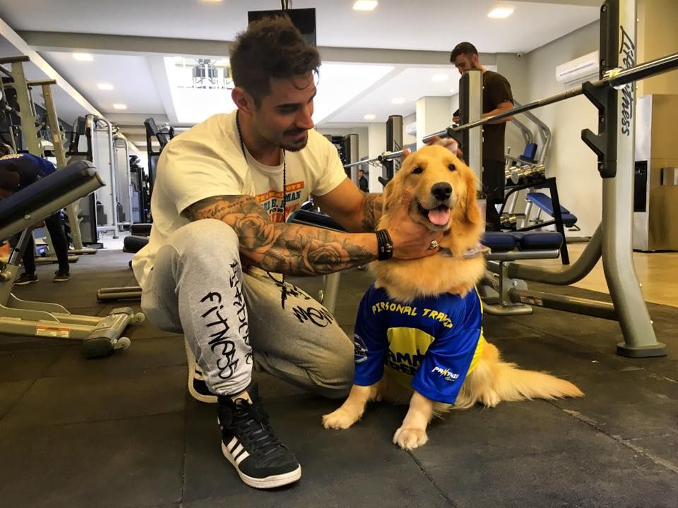 Na Pantheon, os alunos podem levar seus cachorros de pequeno ou médio porte para a área de exercícios (Foto: Reprodução/Facebook)