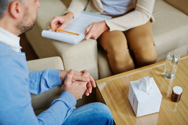 Planos de saúde não podem mais limitar sessões de psicoterapia; entenda Atualmente, os planos de saúde podem oferecer até 18 sessões de psicoterapia ao ano por beneficiário. Foto: Bigstock