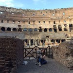 Luiza Garmendia e o poodle Scott no Coliseu, Itália. Foto: Arquivo pessoal