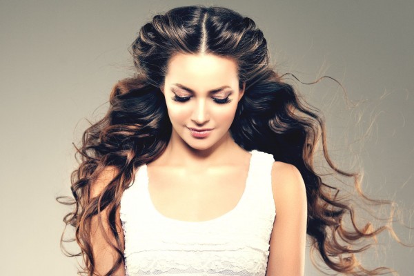 Cortar na lua crescente, ovos, alecrim: o que realmente faz os cabelos crescerem? Spoiler: nada é capaz de fazer o cabelo crescer mais de cinco centímetros por mês. Foto: Bigstock
