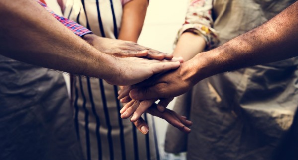 Sobrevivendo ao luto: grupos de apoio ajudam famílias em Curitiba Viver Bem elencou diferentes espaços em Curitiba que oferecem grupos de apoio a pessoas que passam pelo luto (Foto: Bigstock)
