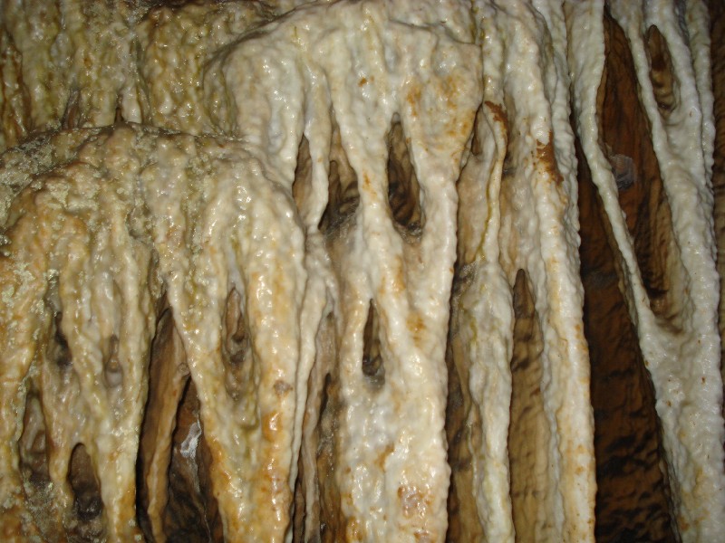 Espeleotemas com formato de máscaras do "Pânico" no trajeto principal da caverna dos Jesuítas. Foto: Divulgação Espeleotemas com formato de máscaras do "Pânico" no trajeto principal da caverna dos Jesuítas. Foto: Divulgação