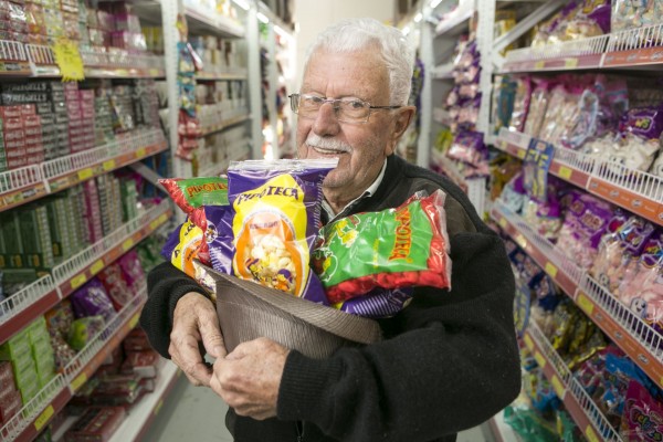 Estouro de vendas, sabor e tradição; conheça o império da Pipoteca em Curitiba Com 84 anos, Sebastião Anastácio dos Santos divide o comando das operações da Pipoteca com oito filhos e três netos (Foto: Marcelo Andrade / Gazeta do Povo)