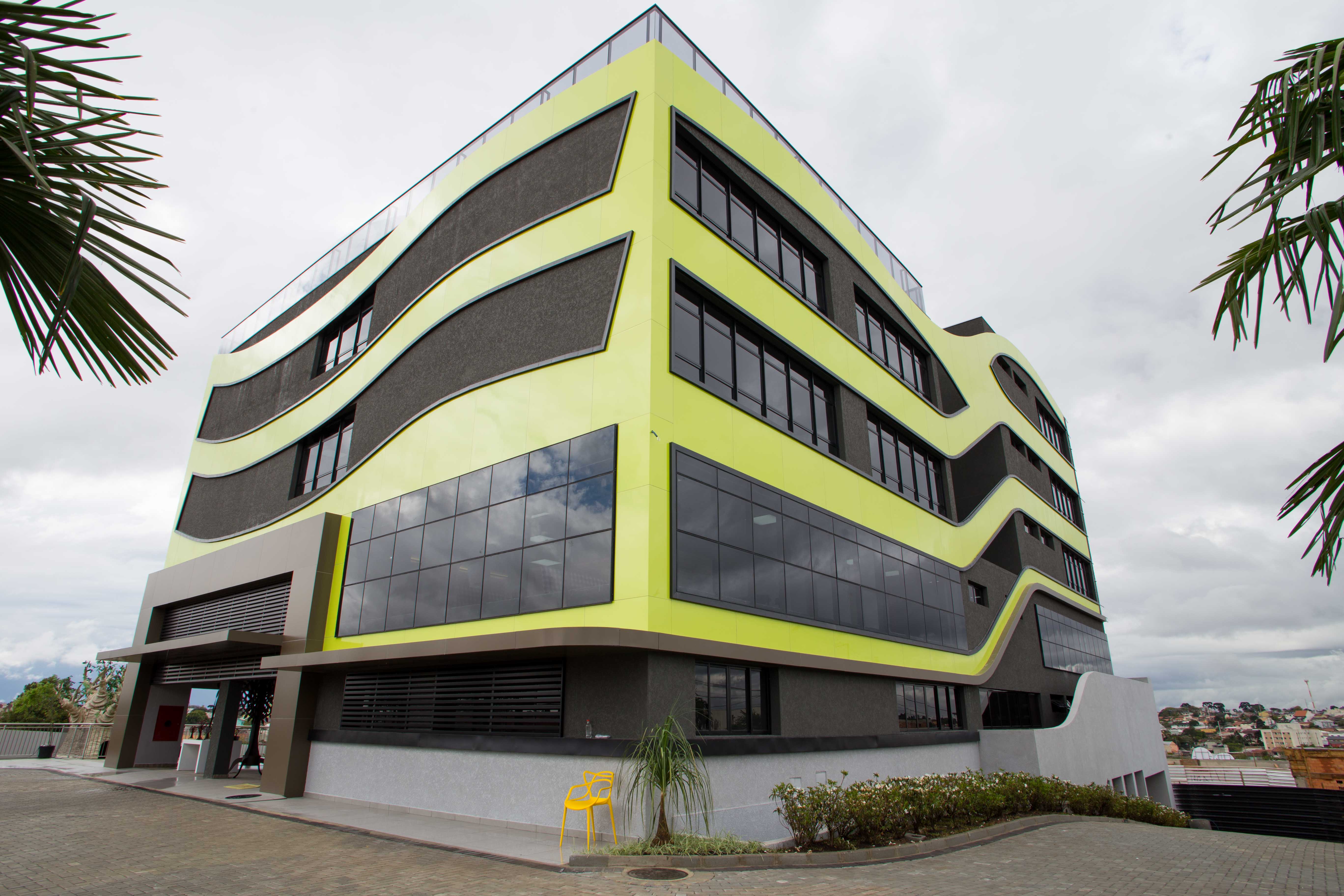 Colégio Amplação, em Curitiba, redesenhou a infraestrutura das salas de aula e treinou a equipe docente. As salas de aula são em formato 360° para atender ao novo modelo proposto. Colégio Amplação, em Curitiba, redesenhou a infraestrutura das salas de aula e treinou a equipe docente. As salas de aula são em formato 360° para atender ao novo modelo proposto.
